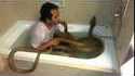 Prendre son bain avec des cobras