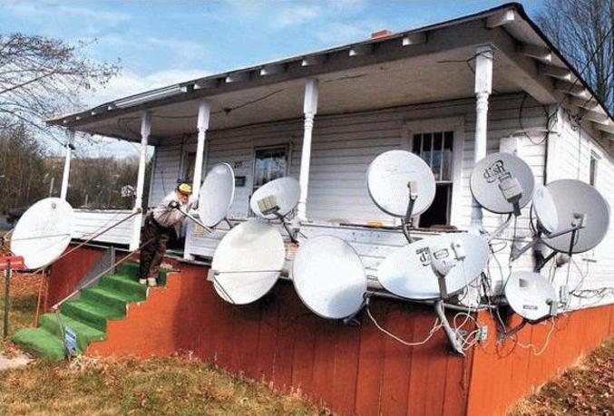 Un homme qui a besoin de beaucoup de paraboles pour satisfaire ses envies de télévision.