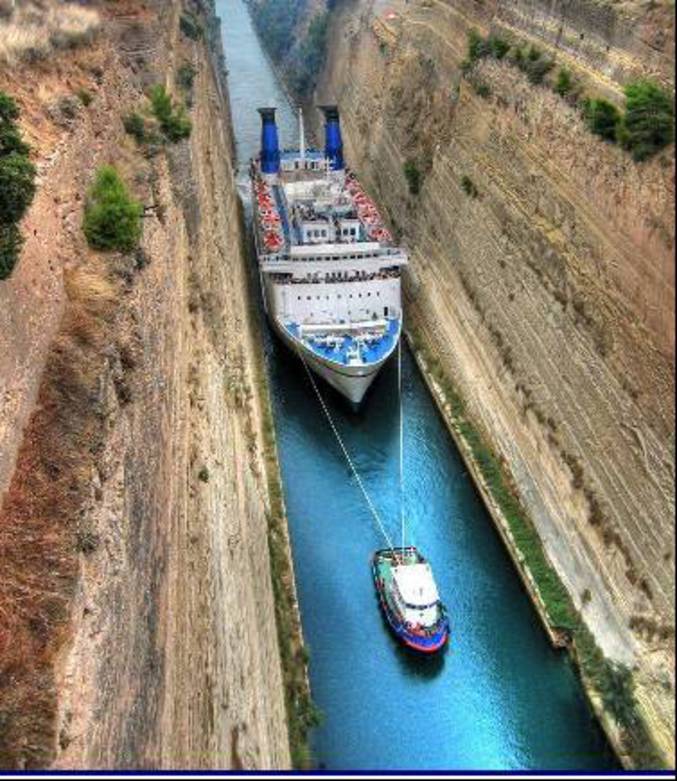 Un bateau qui a pile poil la largeur du canal qu'il traverse.
