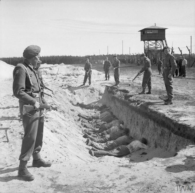 Les gardes des camps de concentration nazis, épuisés de creuser des tombes, sont autorisés à se reposer brièvement par leurs ravisseurs britanniques au fond d’une fosse commune fraîchement creusée.