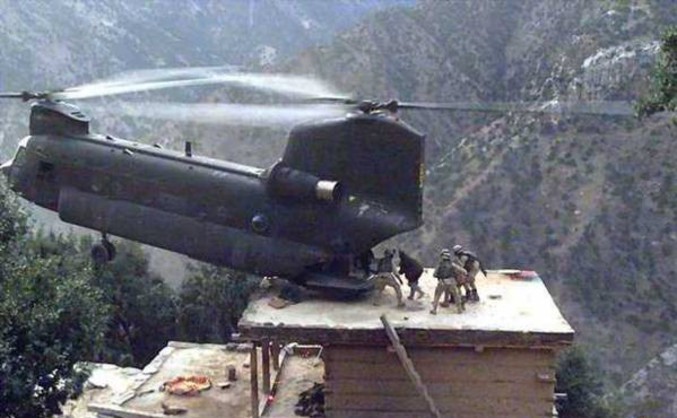 Un atterrissage insolite d'un hélicoptère de l'armée.