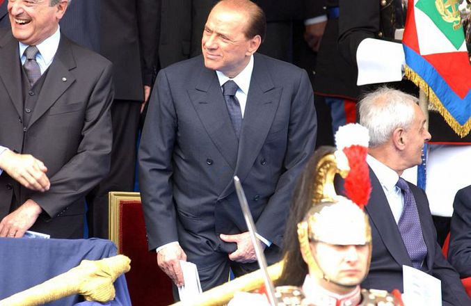Berlusconi qui remet ses parties (génitales) en place.