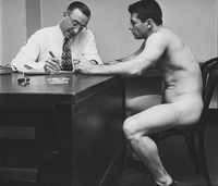 Contribuable en fin d'entretien avec son percepteur