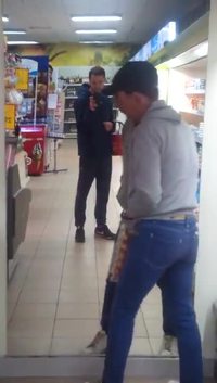 Un homme ivre bloqué par son reflet