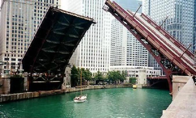 Un gros pont s'ouvre pour un petit bâteau