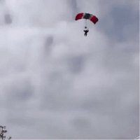Parachutiste fauché en vol