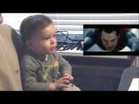 Un bébé impressionné devant superman
