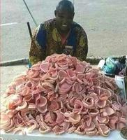 Sur le marché en Afrique noire : les essayer avant d'acheter le bon râtelier.