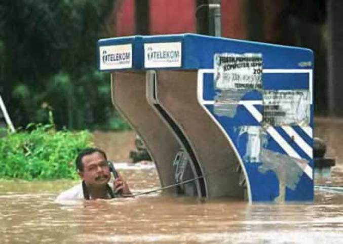 Un type qui a l'air d'avoir absolument besoin de téléphoner durant une inondation