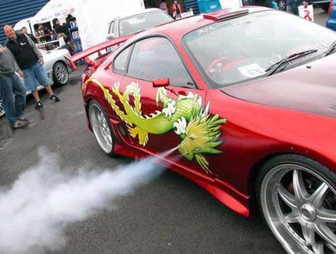Une voiture qui crache de la fumée par les narines d'un dragon.