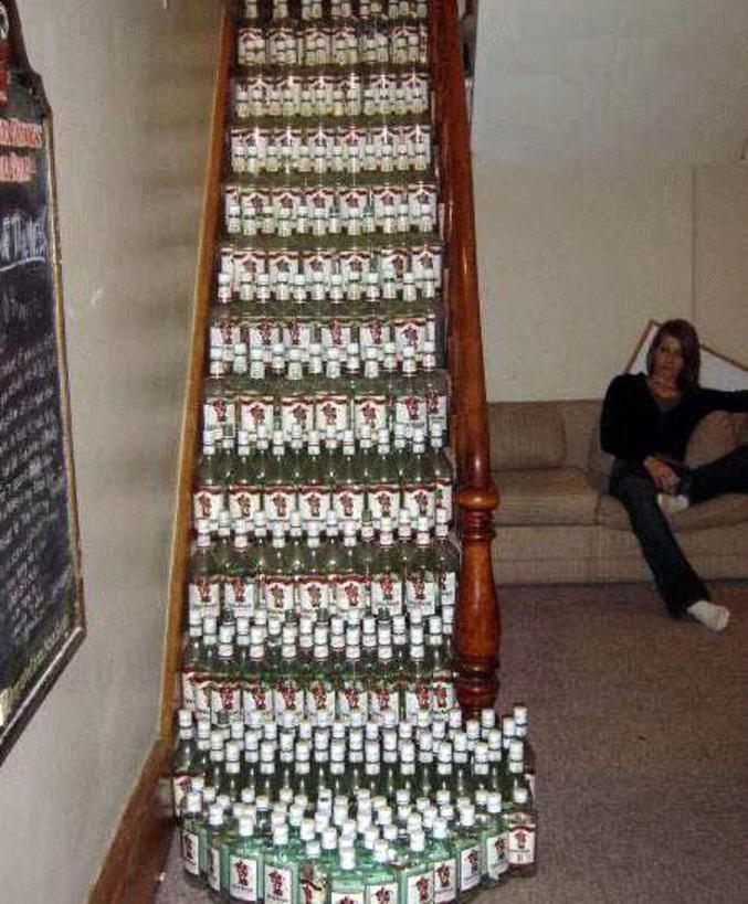 Un escalier qui sert de stockage à Vodka.