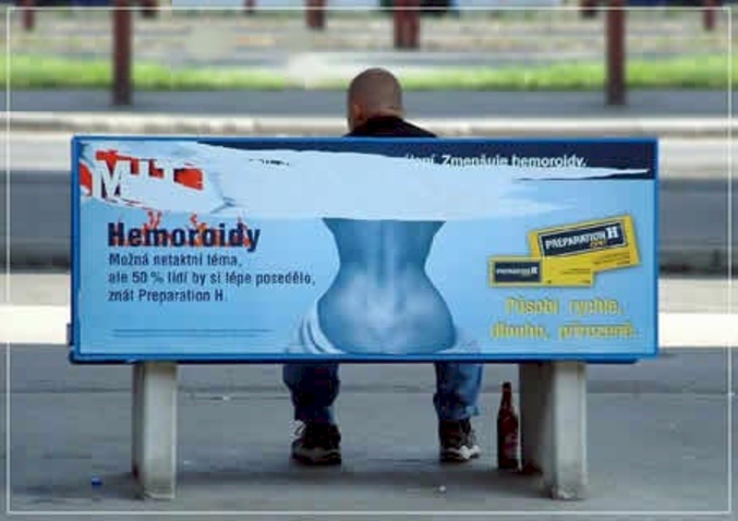 Un banc avec une publicité pour guérrir les hémoroïdes qui fait illusion d'otpique