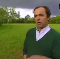 Allumer la télévision au milieu de l’interview 