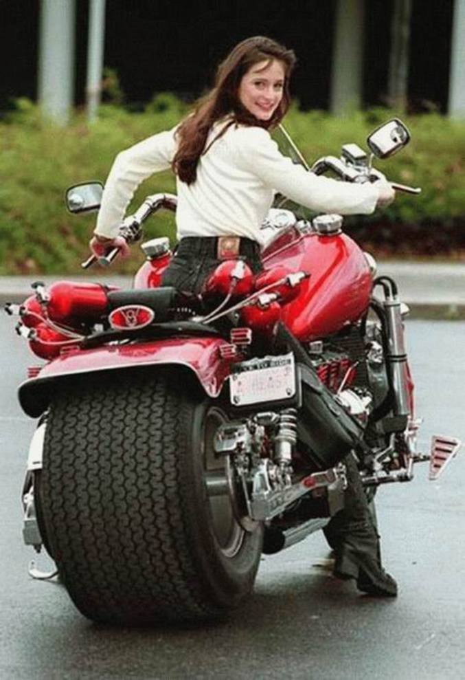 Une moto avec une roue énorme.