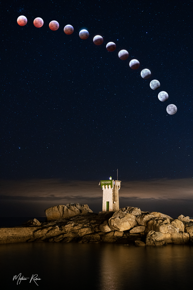 Récit et explication technique du photographe. (et petit clin d'oeil à la Bretagne qui me manque souvent)

Eclipse de lune à Trévignon - 21 janvier 2019

Cette nuit c'était l'éclipse totale de lune et quel spectacle ! Pour ceux qui ne se sont pas levés, voici ce que vous avez manqué ! Il s'agit d'une image réalisée entre 5h et 7h50 du matin ! Le tout sans bouger pour faciliter la composition.

Après avoir passé des heures et des heures à étudier le phénomène, sa trajectoire, l'orientation par rapport aux paysages, c'était décidé je partais à la Pointe Saint-Mathieu. Au moment du lever à 3h du matin, les nuages étaient bien trop présents dans le Nord, c'est donc au sud du Finistère que je me suis rendu : à la Pointe de Trévignon.

J'avais une image en tête et c'est assez rare mais je l'ai réalisée ! C'est une composition prise pendant 3h d'éclipse pour voir la lune qui rougit dans l'ombre de la terre puis descend dans le ciel en revenant dans la lumière.
Il faisait -3°C, je n'ai pas bougé pendant 3h pour cette photo mais qu'est ce que ça valait le coup d'avoir froid !

Bonne journée à toutes et à tous - Partage autorisé
Mathieu Rivrin - www.mathieurivrin.com

Pour les détails techniques : il s'agit de 13 prises de vue réalisées à 10/15 min d'intervalle assemblées sur le PC pour détailler les différentes phases de l'éclipse. Les 9 premières lunes ont été agrandies de 22% environ pour être de la même taille que la lune qui grossissait en descendant sur l'horizon. Comme c'est ma première tentative tout n'est peut-être pas parfait mais le résultat est proche de ce que je souhaitais vous présenter :).