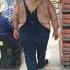 Homme à poils au supermarché