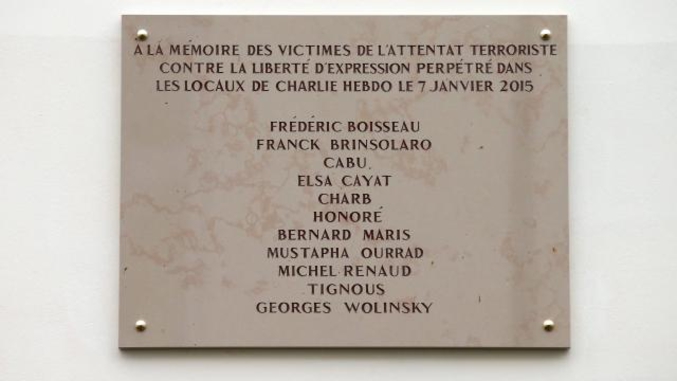 Trois plaques ont aujourd'hui été dévoilées à Paris en mémoire aux attentats liés à Charlie Hebdo en janvier 2015. Et le nom de Wolinski, tué lors de l'attentat du 7 janvier, a mal été orthographié.