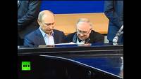 POUTINE joue du piano
