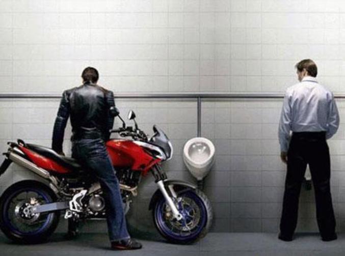 Un motard qui ne peut pas se passer de sa moto, même pour aller aux toilettes.