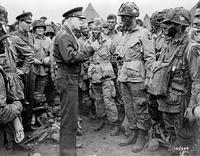 Eisenhower, le 5 Juin 1944, avec les paras qui sauteront dans peu d'heures sur la Normandie