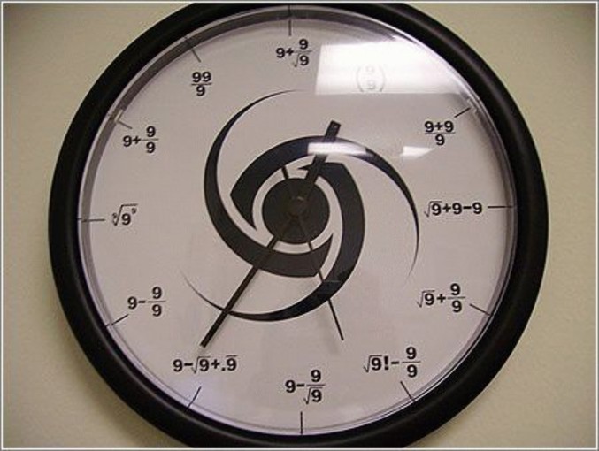 Une horloge où les heures sont indiquées par un calcul.
