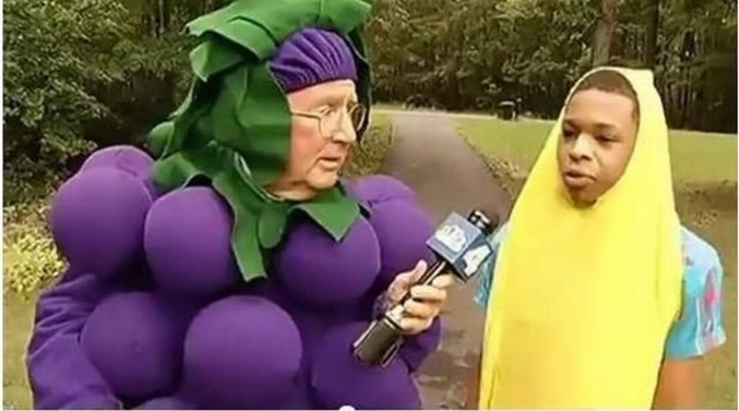 Le journaliste s'est habillé en grappe de raisins pour soutenir l'enfant, qui lui a été renvoyé pour s'être déguisé en banane.