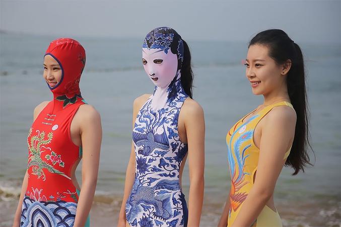 La mode chinoise à la plage inspirée du théâtre traditionnel où les comédiens se couvrent d'un visage en porcelaine. 