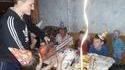 Découper le gâteau d'anniversaire en Russie