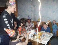 Découper le gâteau d'anniversaire en Russie