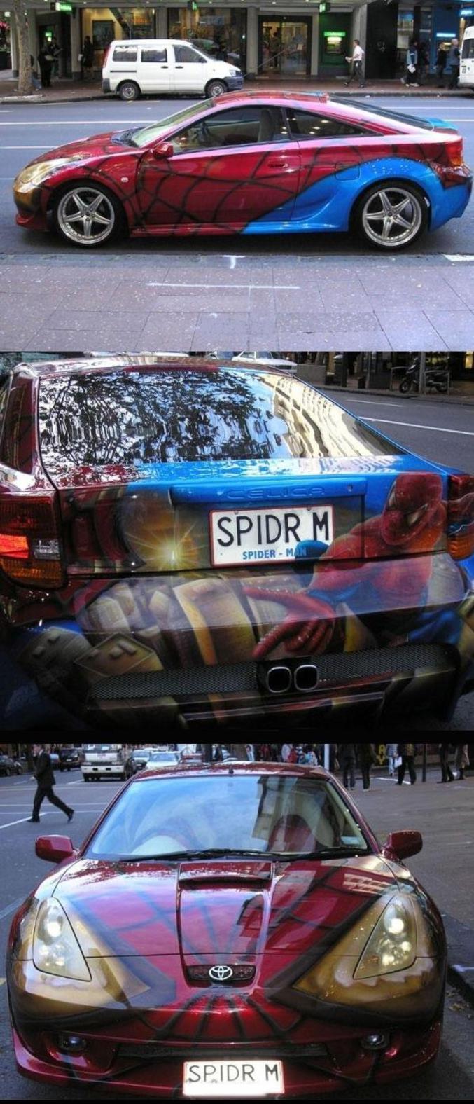Une voiture peinte sur le thème de Spider man. Un peu Kitsch non ?