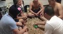 Le jeu de la bouteille à retourner.