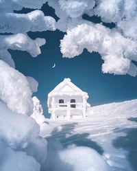 Un chalet sous la neige