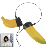Une banane dans les oreilles