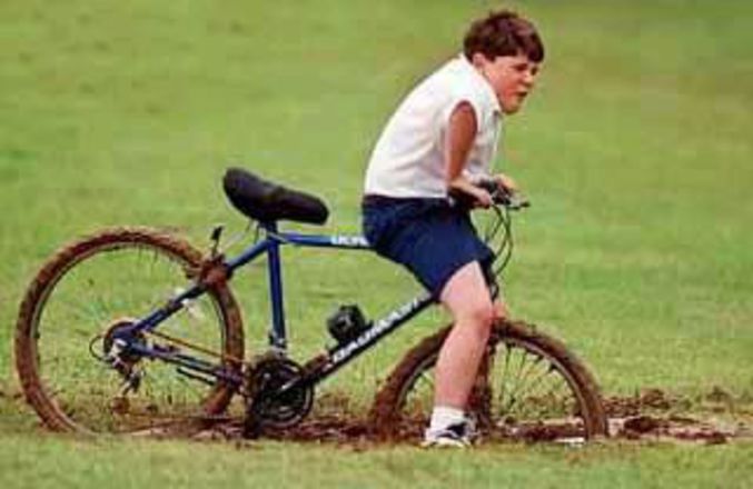 La roue de vélo d'un garçon s'enfonce et ..