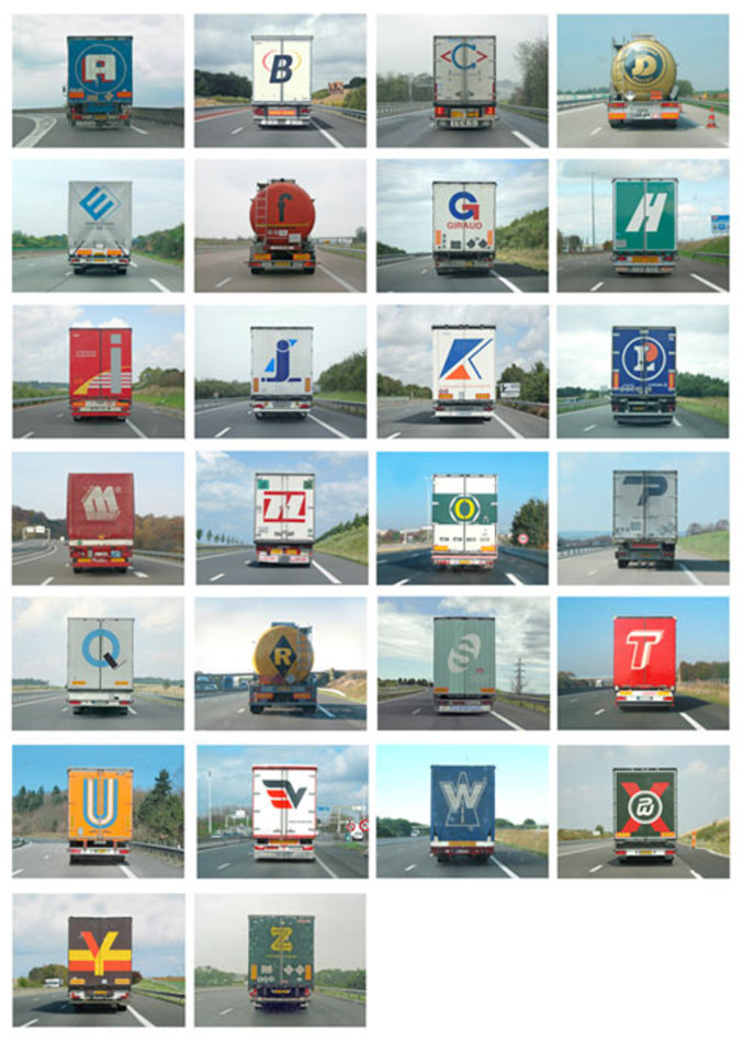 Un alphabet réalisé à partir de logos de camions.