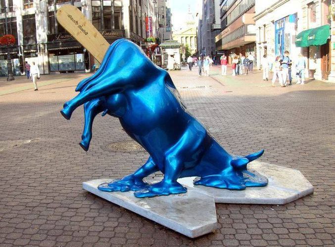 Une vache-glace bleue avec le batonnet bien placé