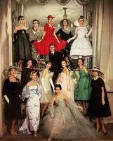 1957 : Yves Saint-Laurent présente sa 1è-re collection (dite "trapèze") de la maison Dior