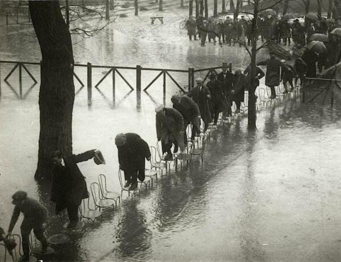 Photo prise à Paris par le photographe français Henri Manuel en 1924. 