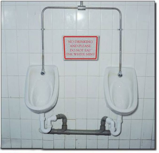 Un panneau qui vous indique de ne pas boire l'eau des toilettes et de ne pas manger la pastille.