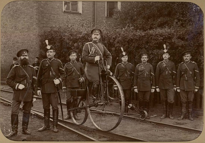 gendarmes russes vers 1890 (cyclo-draisine)
