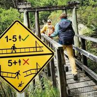 Attention danger si plus de 5 personnes sur le pont !