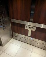 Pas con : cet ascenseur à 3 batteries de boutons sur lesquels appuyer
