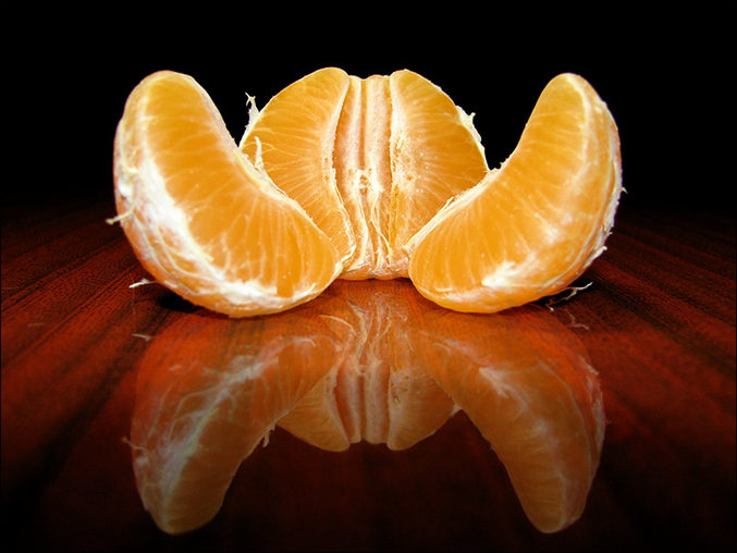 Une mandarine dans une position coquine.