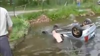 Des pilotes de Rally sauvés de la noyade 