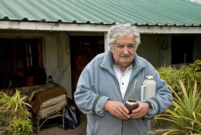L'ancien président uruguayen Pépé Mujica (José de son prénom) est mort à l'aube de ses 90 ans. Il était agriculteur de métier, mais est entré dans le combat politique par la guérilla des Tupamaros et notamment les combats sociaux et démocratiques dans son pays et en Amérique Latine et aussi le combat de l'extrême droite uruguayenne. A ce titre, il sera fait prisonnier et constamment torturé par la dictature militaire, avant de devenir ministre de l'agriculture, président de son pays, puis sénateur. Très pauvre, il est connu pour avoir vécu avec très peu de choses et ne possédait que sa petite voiture, la ferme et les outils appartenant à sa femme. Pendant toute sa vie d'élu, il a continué à vivre dans la ferme familiale pour y continuer à cultiver avec sa femme. 90% de son salaire présidentiel était alors redistribué pour la construction de logements sociaux, et il n'a gardé que 900 euros par mois pour tout salaire. Son bilan est une baisse gigantesque de la pauvreté dans son pays avec notamment le développement d'un programme universel d'éducation nationale, une hausse du salaire minimum de plus de 250% , une chute drastique du chômage, un renforcement des syndicats de tous bords, la mise en place du droit de grève et de la négociation collective, la levée du secret bancaire et une lutte accrue contre l'évasion fiscale. A cela s'ajoutent la valorisation des droits homosexuels, la légalisation du cannabis et la lutte contre le narcotrafic. Sous sa présidence, Pépé Mujica aura fait de l'Uruguay le pays le plus riche et le plus avancé d'Amérique Latine.