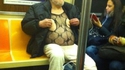 Se titiller les tétons dans le métro, quel pied !