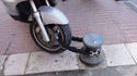 Moto attachée à une bitte
