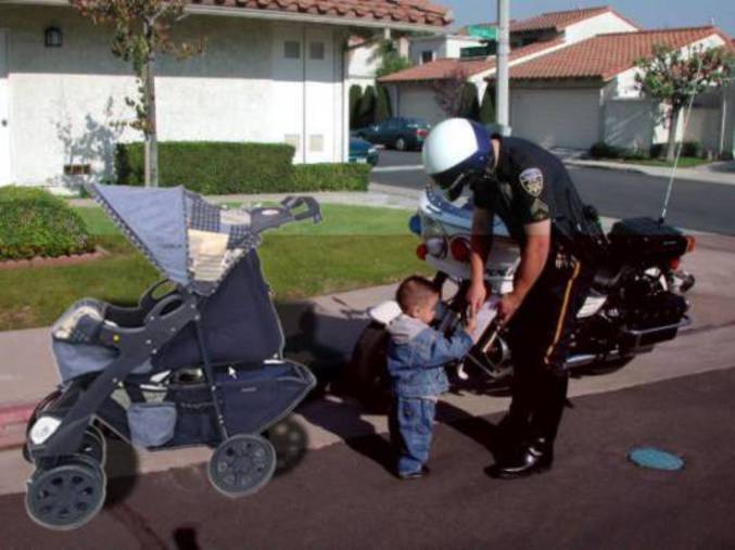Un enfant de 4, 5 ans se faisant controler par un policier