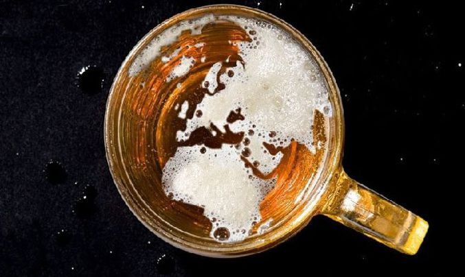 De la mousse de bière qui représente la carte du monde.