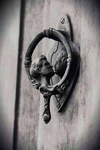 Un heurtoir de porte insolite